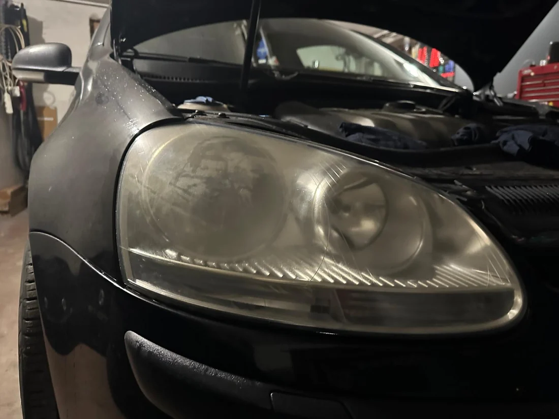 Zašlý světlomet před renovací